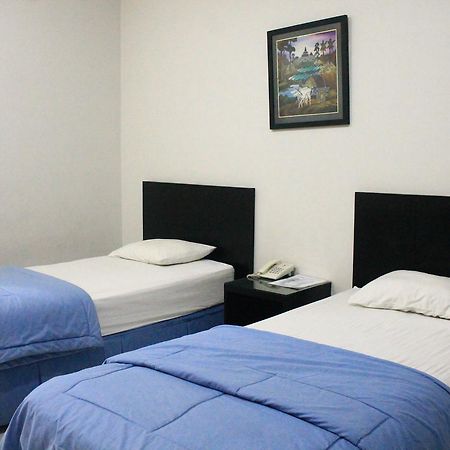 Carica Homestay Сурабая Екстериор снимка