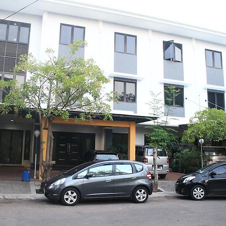 Carica Homestay Сурабая Екстериор снимка